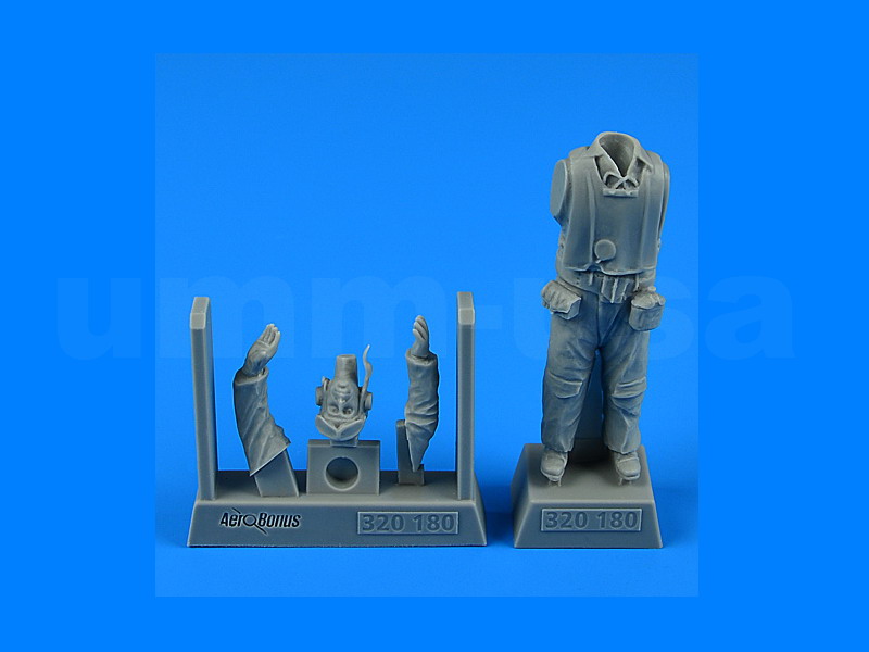AB320180 US Marine Corps WWII Pilot 1/32